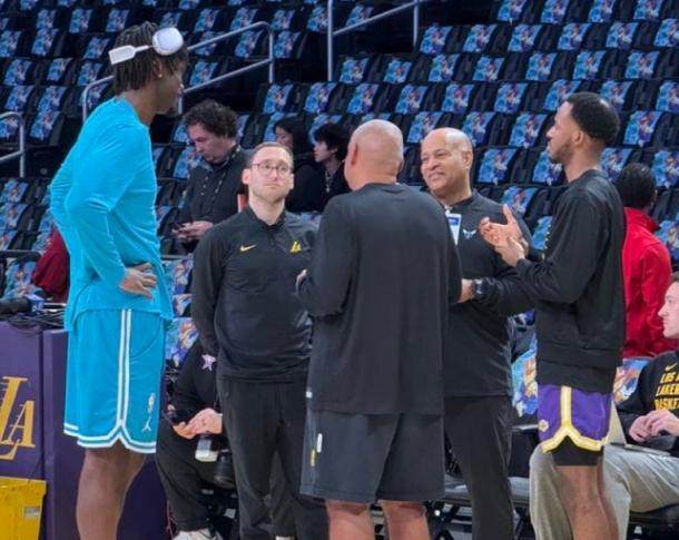 华体会官网-【现场】马威赛前与教练组详谈 用胜利弥补交易遗憾