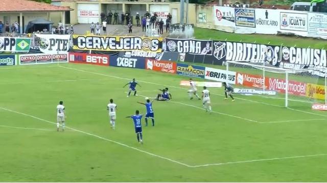 华体会官网-极为罕见甚至前所未有 巴西球员坐地上倒勾破门！