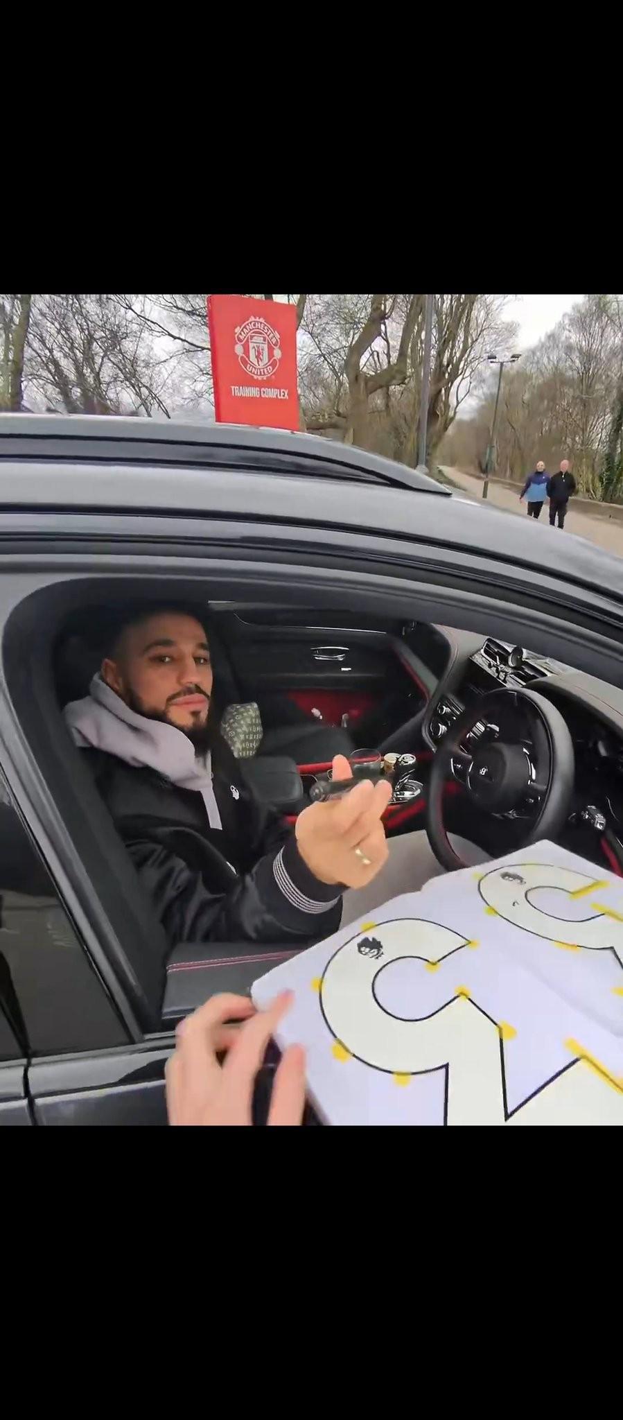 华体会体育-马兹拉维停车给球迷签名，轮到签名贩子时敷衍画了两笔